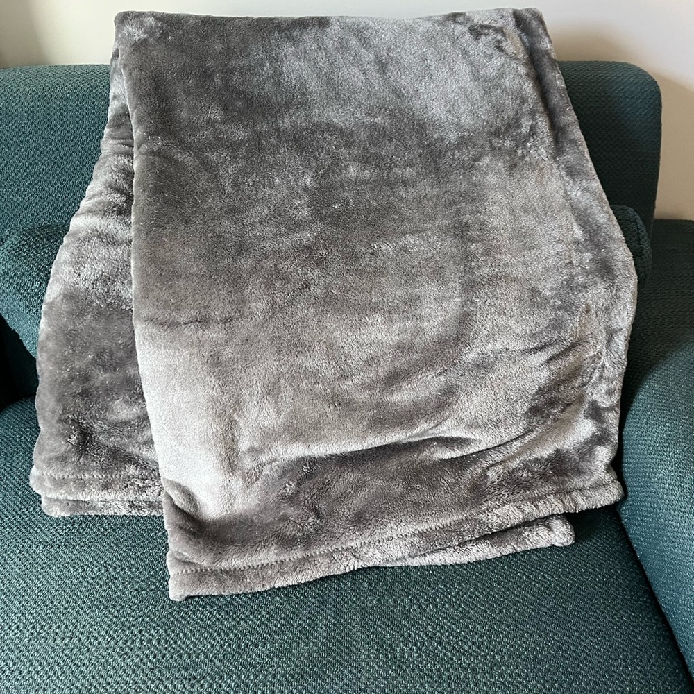Berkshire Plush Gray Throw Blanket